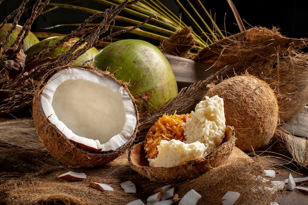 Gros plan sur les noix de coco mûres et les noix de coco vertes