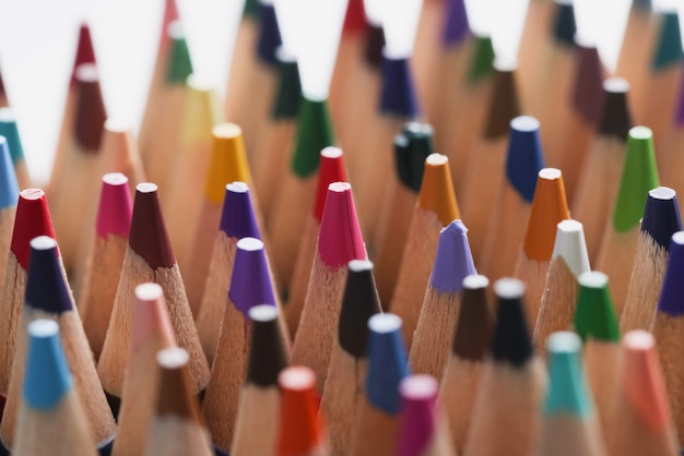 Gros plan sur de nombreux fond de crayons en bois multicolores pointus