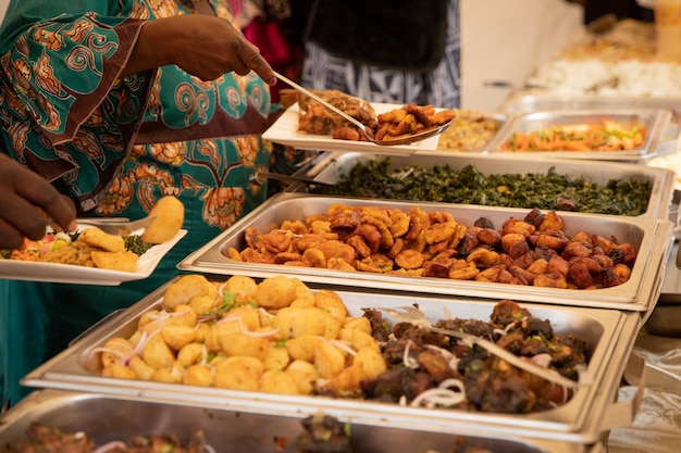 Gros plan de la nourriture africaine lors d'un buffet lors d'une fête Pommes de terre plantains frites Viande et légumes