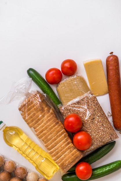 Gros plan, nourriture Légumes, épicerie, fromage et œufs sur fond blanc