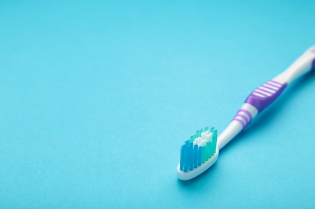 Gros plan sur la nouvelle brosse à dents lilas isolée