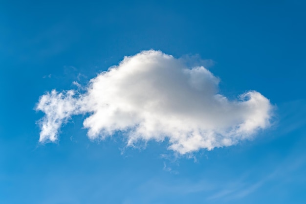 Gros plan sur un nuage sur un ciel bleu. Fond naturel pour la créativité et le design.