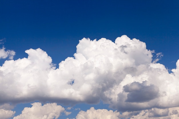 gros plan des nuages blancs sont dans le ciel bleu, faible profondeur de champ