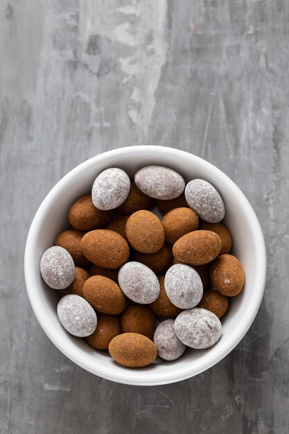 Gros plan d'oeuf en chocolat sur un plat blanc