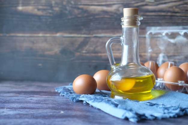 Gros plan d'oeufs dans un bol et d'huile de cuisson sur table