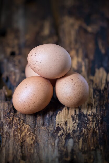 Gros plan des oeufs sur fond de table en bois