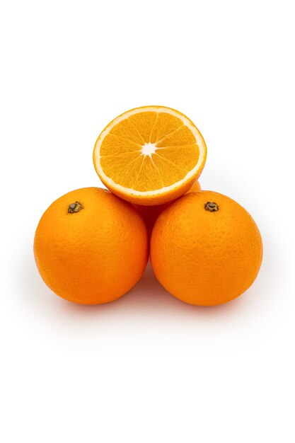 Gros plan d'oranges sur blanc