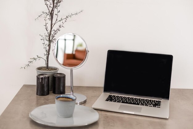 Gros plan sur un ordinateur portable au-dessus de la table de bureau d'un homme d'affaires avec un écran blanc vide, mettant l'accent sur l'espace de copie.