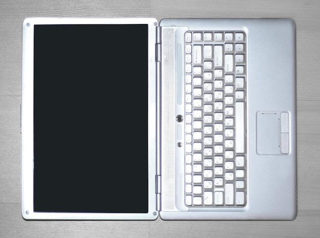 Gros plan sur un ordinateur portable blanc ouvert avec une photo d'écran vierge noire avec espace de copie
