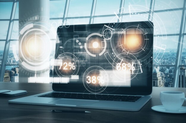 Gros plan d'un ordinateur portable avec hologramme d'affaires et tasse à café placé sur un bureau en bois à l'intérieur du bureau avec vue sur la ville et lumière du jour Concept financier Double exposition