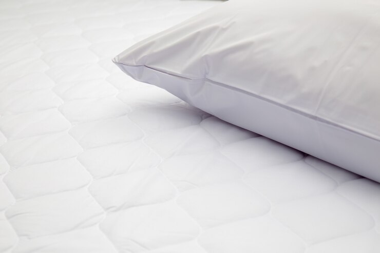 Gros plan de l'oreiller blanc sur le lit dans la chambre