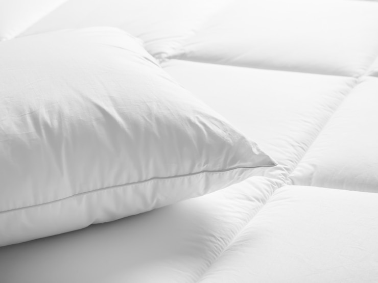 Photo gros plan de l&#39;oreiller blanc sur le lit dans la chambre