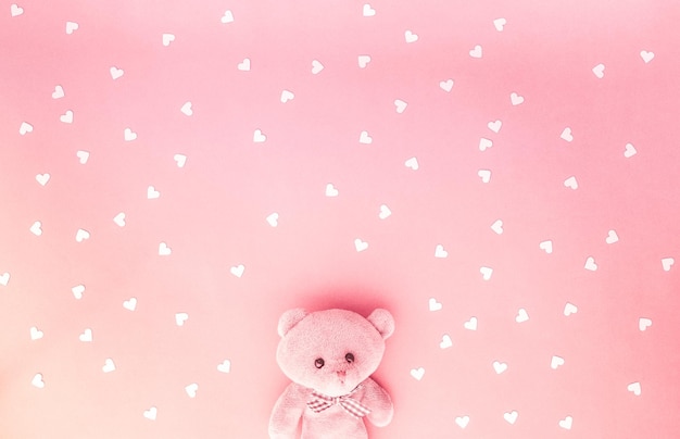 Photo un gros plan d'un ours en peluche sur un fond rose