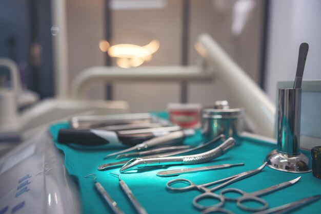 Gros plan sur des outils et équipements de dentiste dans une clinique dentaire, un cabinet médical dentaire et des outils médicaux