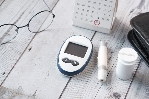 Gros plan des outils de mesure du diabète et des pilules sur fond de couleur