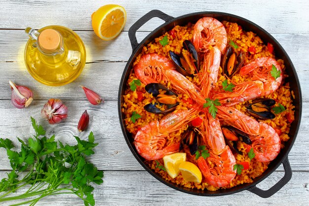 Gros plan de la paella traditionnelle aux fruits de mer