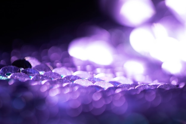 Photo gros plan sur les paillettes violettes