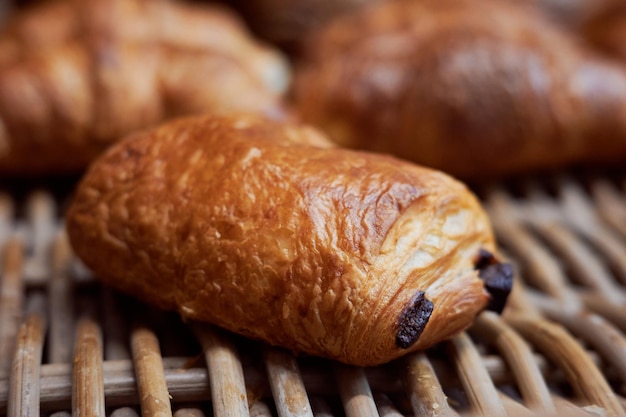 Un gros plan de pain au chocolat frais