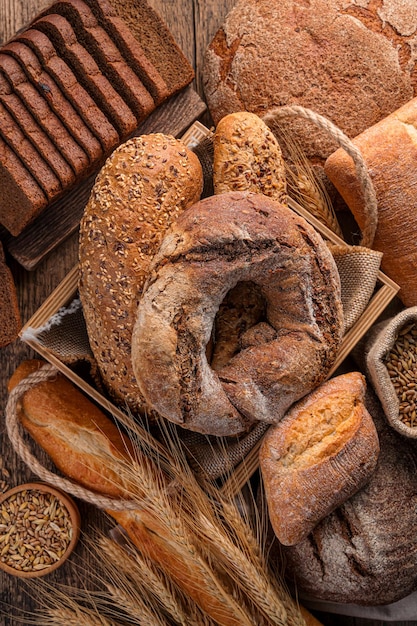 Gros plan sur le pain de seigle et de blé à grains entiers. Vue de dessus.