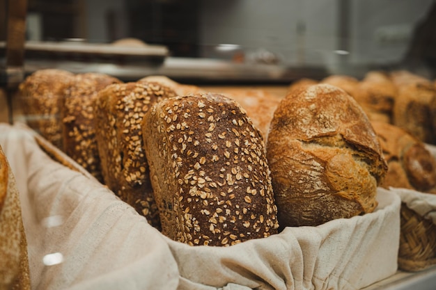 Gros plan de pains frais faits à la main dans une boulangerie rustique