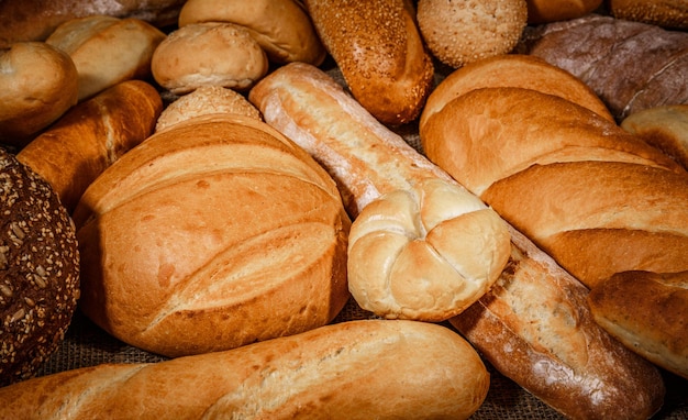Gros plan sur les pains et les produits de boulangerie