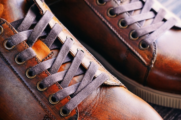 Gros plan d&#39;une paire de chaussures en cuir marron pour hommes. Laçage sur les chaussures