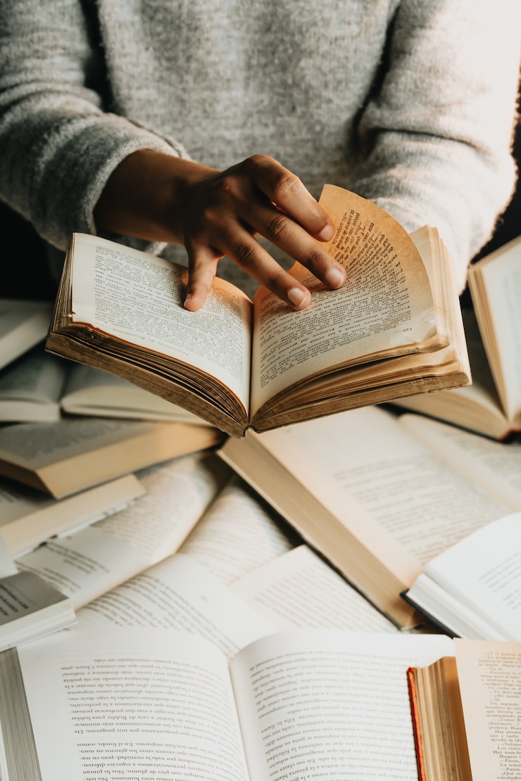 Photo gros plan d'une paire de mains noires lisant un vieux livre