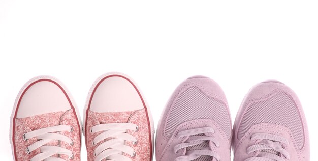 Gros plan sur des paires de baskets à la mode isolés