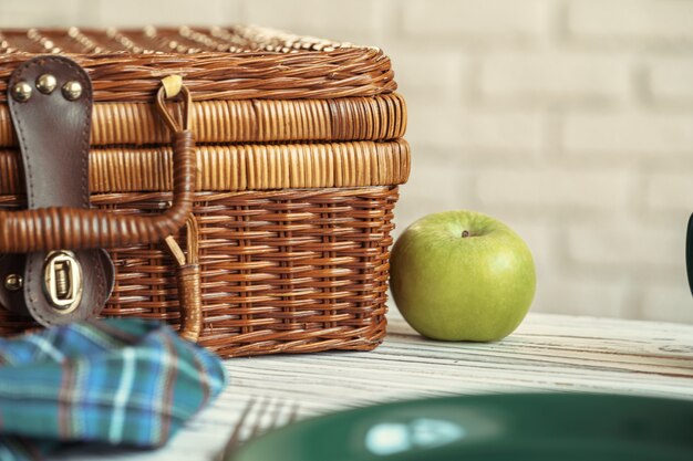 Gros plan, de, a, panier bois, à, vaisselle, sur, table blanche