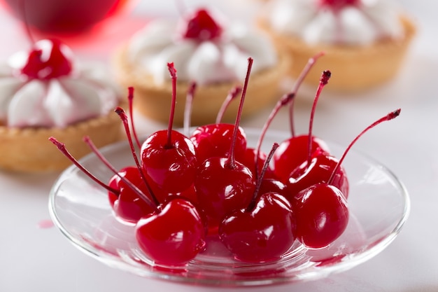 Gros plan d'un panier de sablés à la crème et aux cerises. Fabrication de pâtisseries et gâteaux.