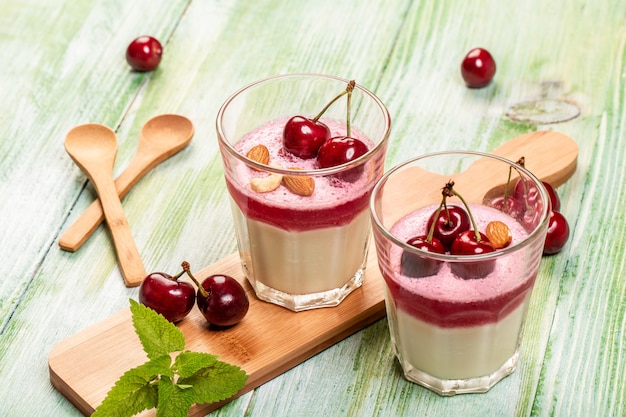 Gros plan d'une panna cotta maison aux cerises.