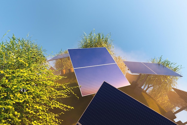 Gros plan de panneaux solaires dans le brouillard sur une sphère verte avec de l'herbe et des arbres éclairés par une lumière chaude