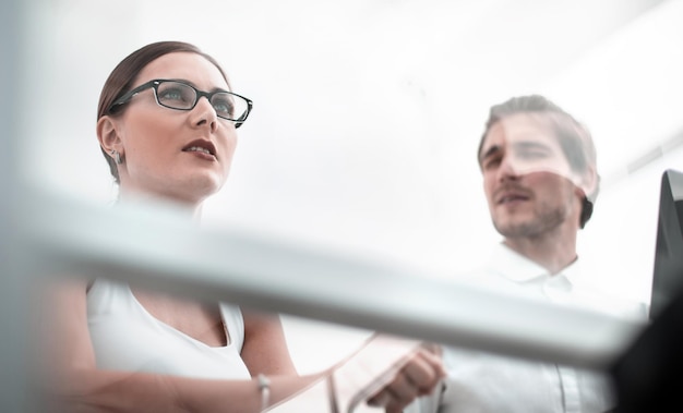 Gros plan des partenaires commerciaux debout au bureau