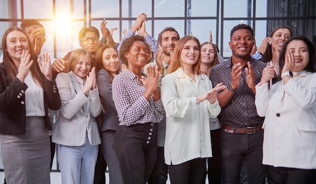 Gros plan des participants au forum des jeunes applaudissant leurs dirigeants