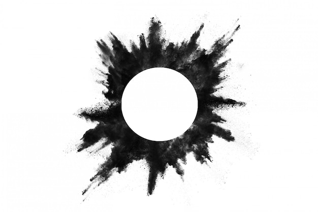 Gros plan des particules de poussière noire exploser isolé sur blanc.
