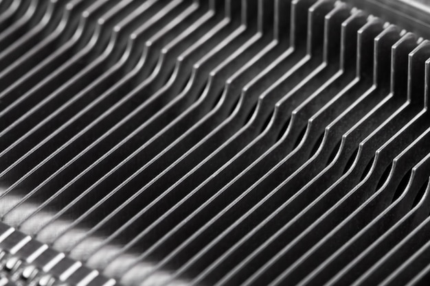 Gros plan d'une partie de la grille du radiateur pour refroidir les éléments matériels de l'ordinateur