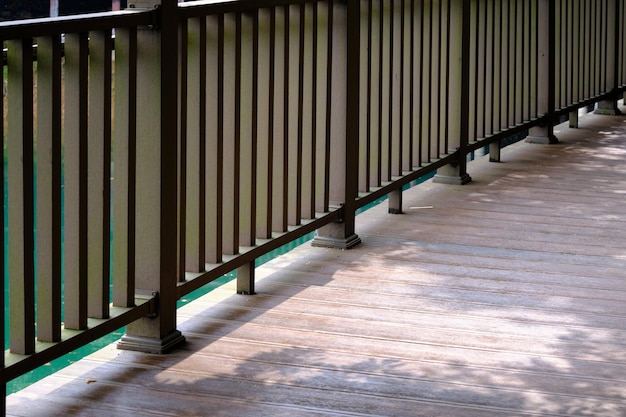 Un gros plan partiel d'un couloir de pont en bois