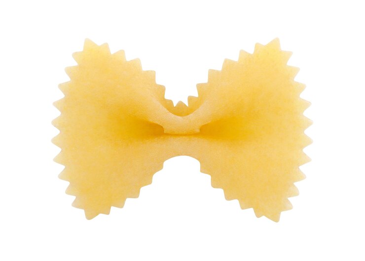 Photo gros plan de pâtes farfalle crues isolé sur fond blanc avec un tracé de détourage