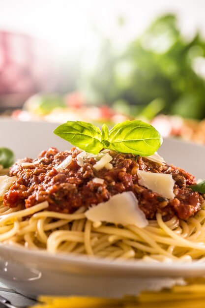 Gros plan de pâtes italiennes spaghetti bolognaise dans une assiette blanche.