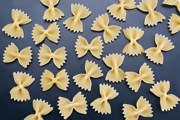 Photo gros plan de pâtes vermicelles sèches crues. nourriture crue. ingrédients pour la cuisson