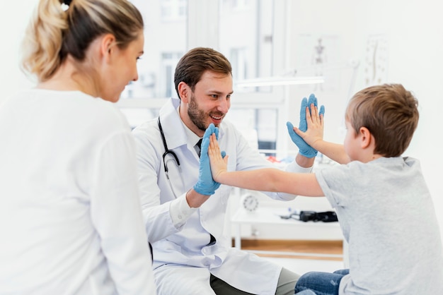 Gros plan, patient, haut cinq, à, docteur