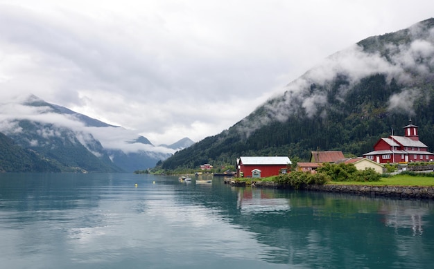 Gros plan d'un paysage résidentiel avec lac et montagnes à Fjaerland en Norvège