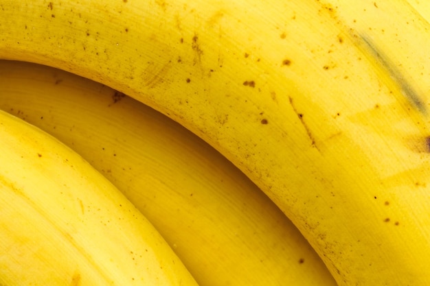 Gros plan sur une peau de banane mûre jaune