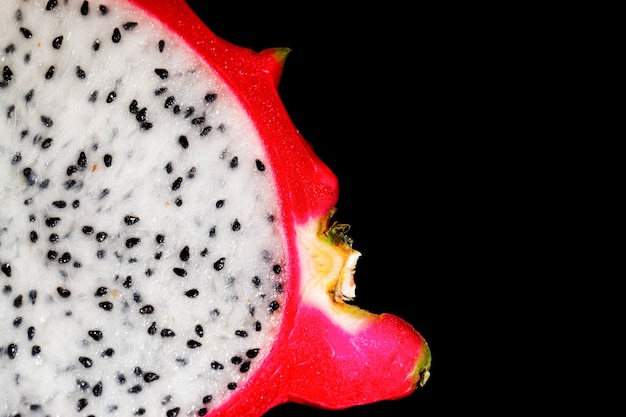 Gros plan de la peau rouge autour du fruit de Pitaya