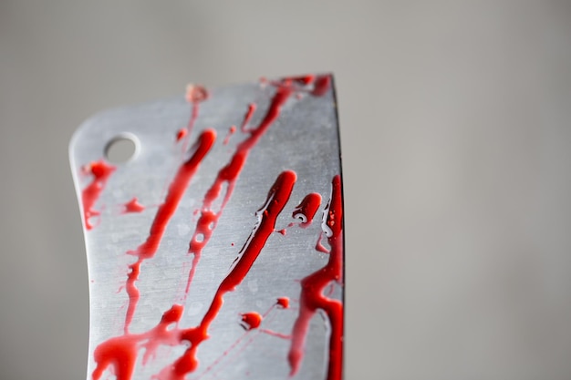Un gros plan de peinture rouge sur un mur blanc