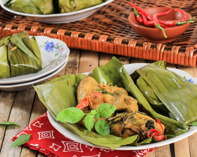 Gros plan Pepes Ayam Pais Hayam est un poulet au curry à la vapeur indonésien avec une recette traditionnelle