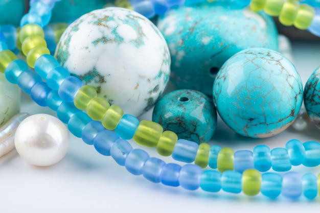 Gros plan de perles turquoise