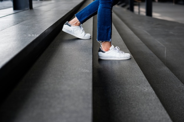 Gros plan d&#39;une personne marchant dans les escaliers