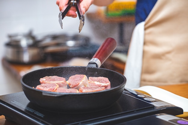 Gros plan sur la personne qui cuisine dans la cuisine