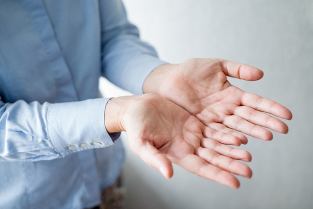 Gros plan de la personne qui tend les mains ensemble